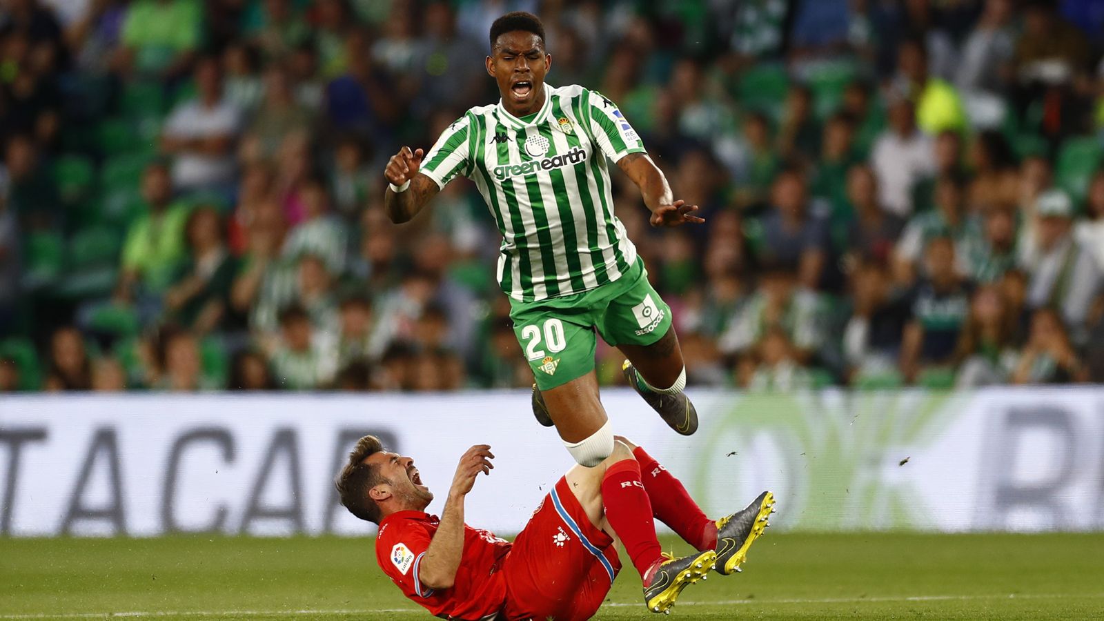 Víctor Sánchez y Júnior, en una acción en la que ambos quedaron doloridos.