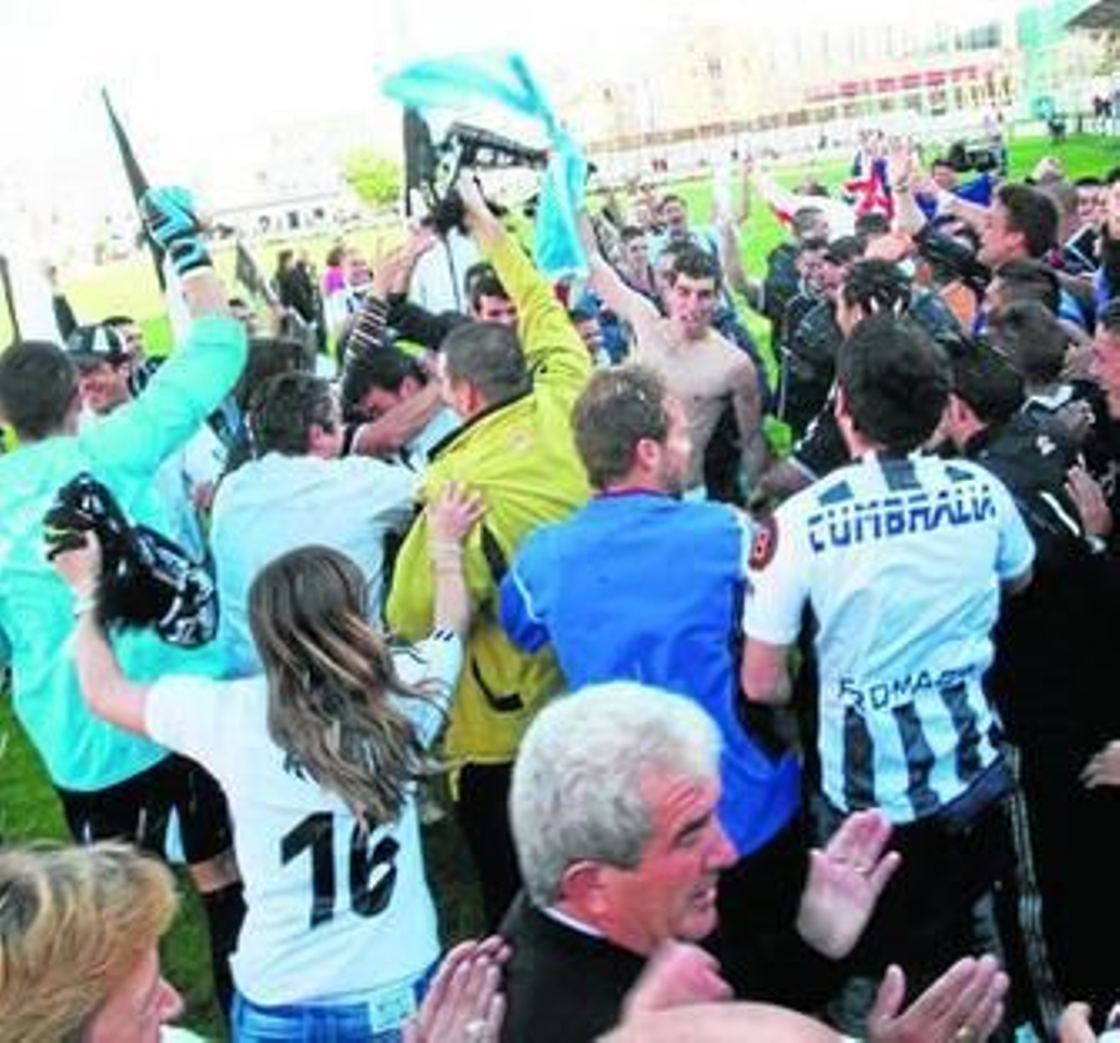 1. Imagen de la grada de tribuna del Sancho Dávila abarrotada de seguidores de la Balompédica, que alentaron a su equipo en todo momento 2. Jugadores y aficionados albinegros celebran el título de campeón nada más pitar el árbitro el final del partido 3. La famila de la Balona posa en la sede del club, donde tuvo lugar la cena de celebración 4. Pepe el Masajista es manteado en el interior del vestuario visitante del Sancho Dávila por los jugadores de la plantilla 5. José García realiza sus habituales pases taurinos en cada celebración albinegra, aunque esta vez cuenta con la ayuda de Copi 6. Rafael Escobar y Alfredo Gallardo se funden en un emotivo abrazo en el césped del Sancho Dávila. /Fotos: Paco Guerrero.