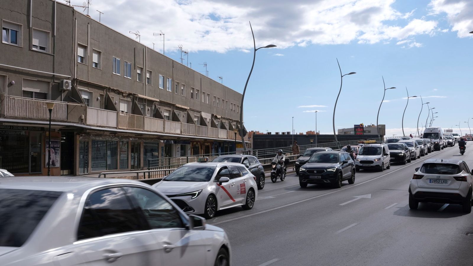 Dos carriles saturados sobre el puente de la avenida del Mediterráneo
