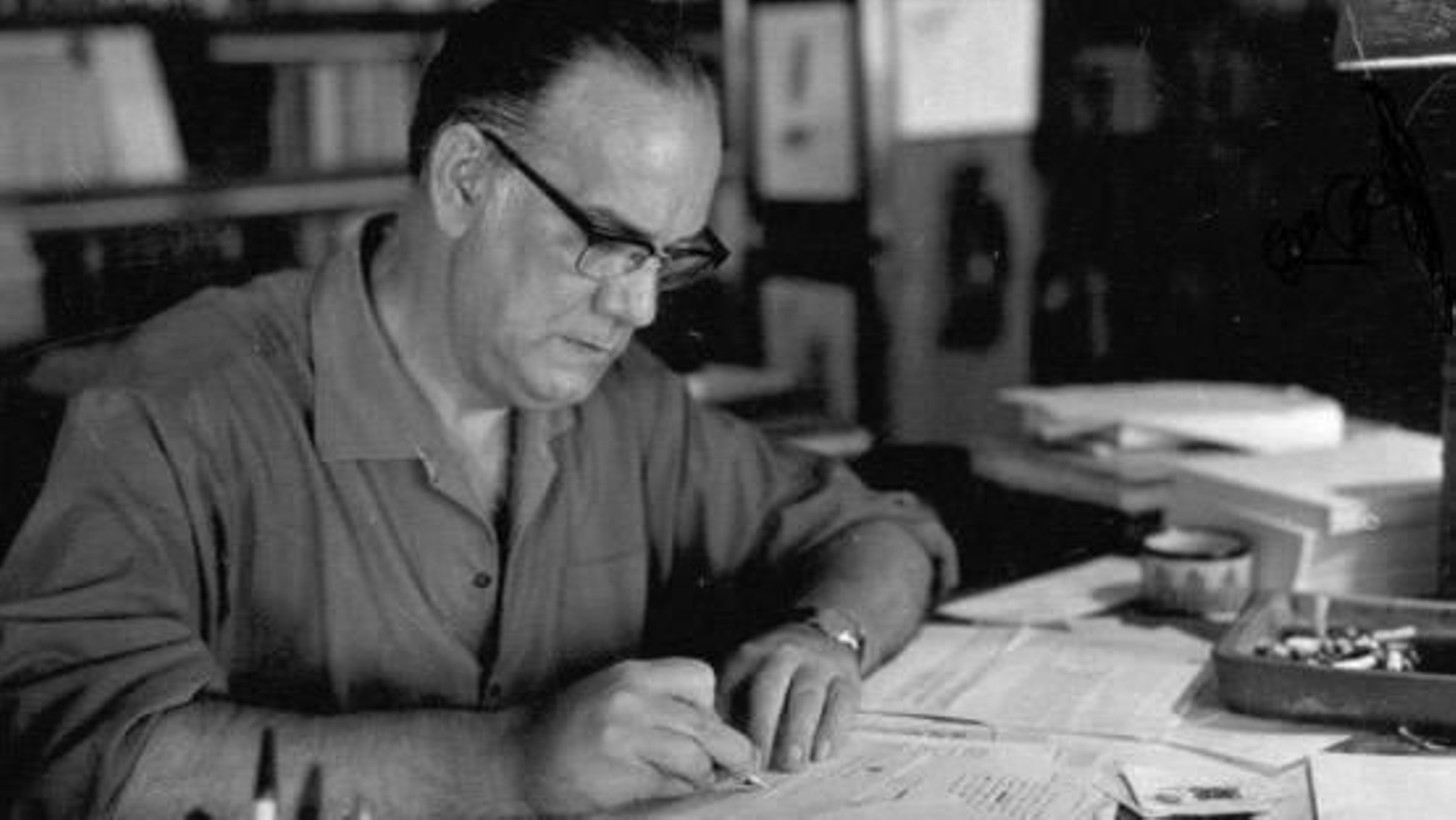 Camilo José Cela tomando recado de escribir.