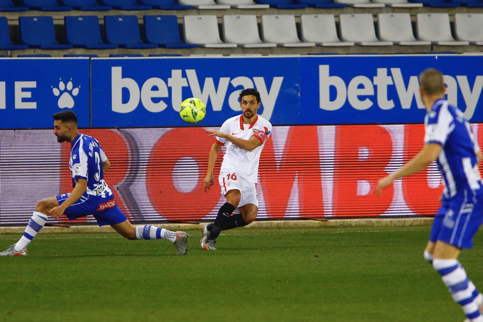 Jesús Navas realiza un centro en el Alavés-Sevilla, donde sumó otra asistencia.