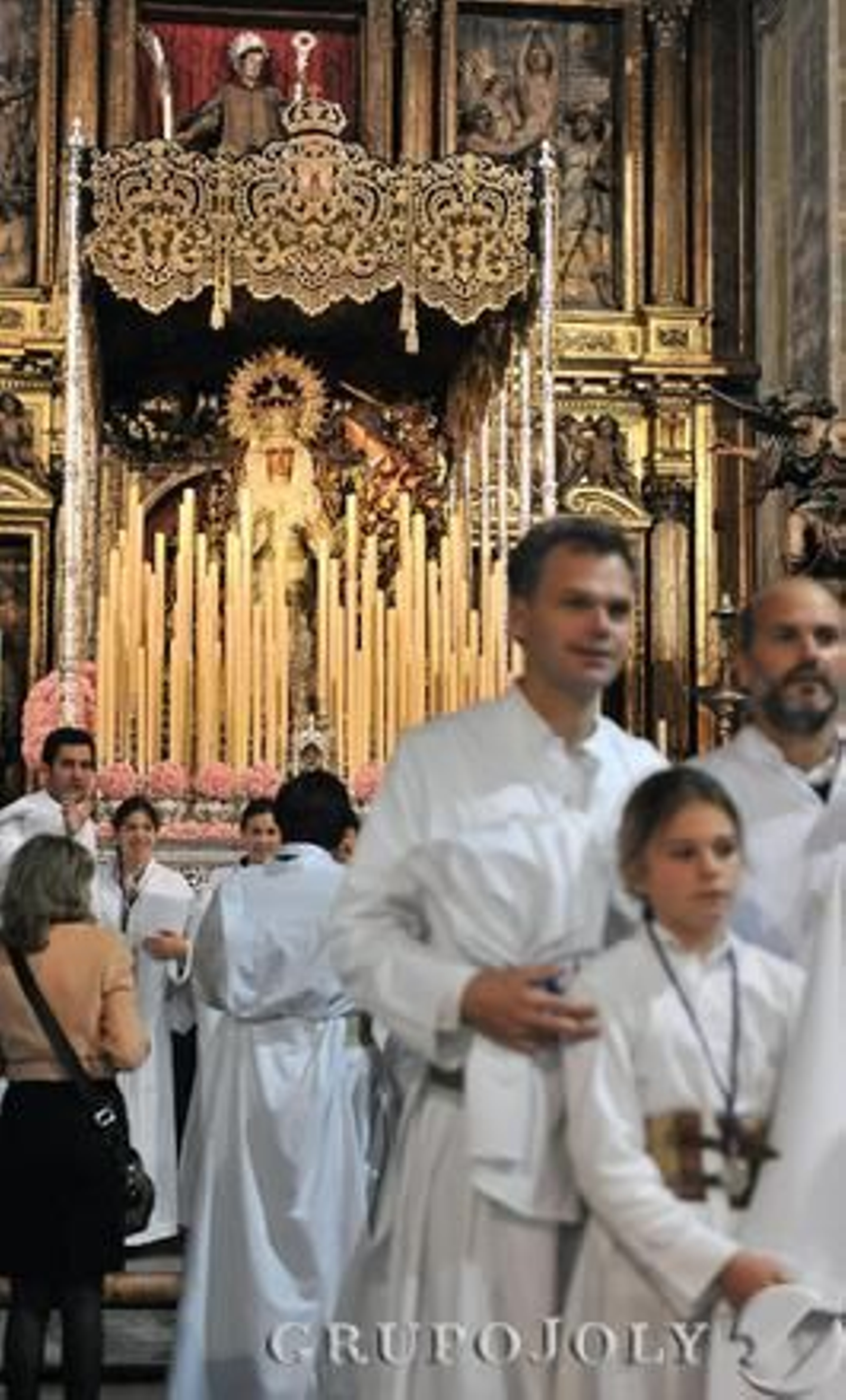 Hermanos de la hermandad con la Virgen del Dulce Nombre al fondo.

Foto: Juan Carlos Vazquez