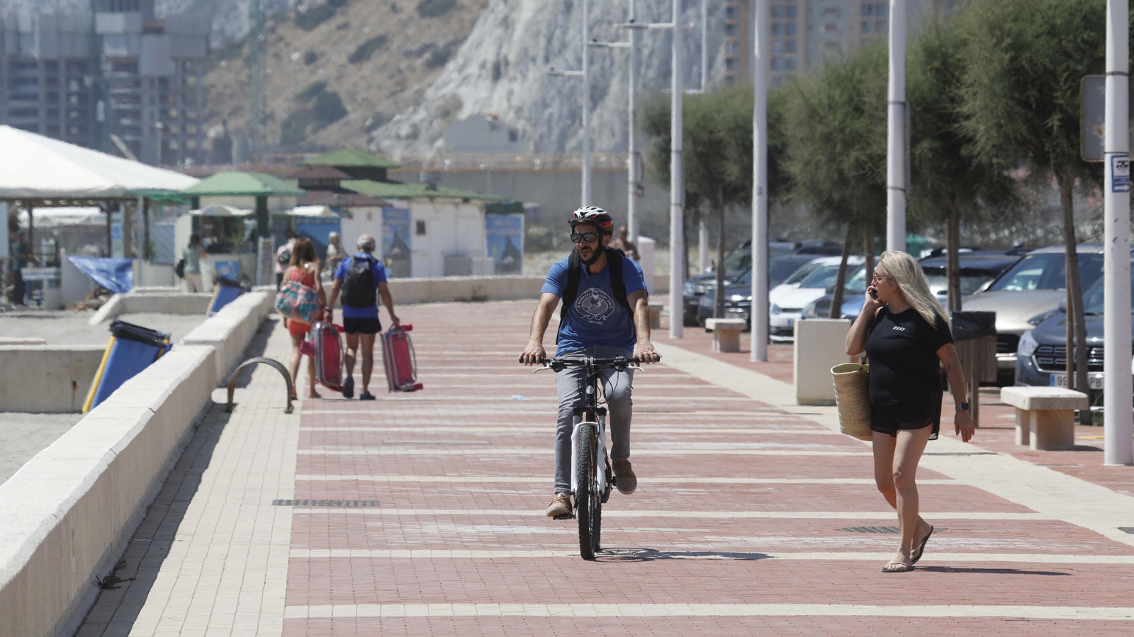 Varias personas sin mascarilla en el paseo de Levante de La Línea, el sábado.