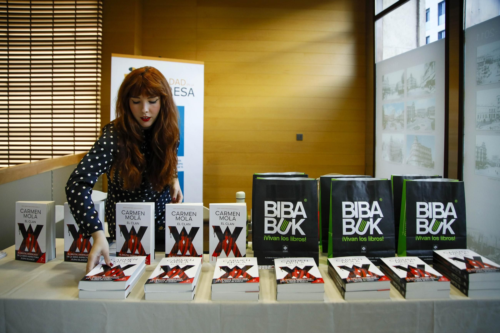 Carmen Mola presenta su libro "El clan" en la Casa de las mariposas de Almería, en imágenes