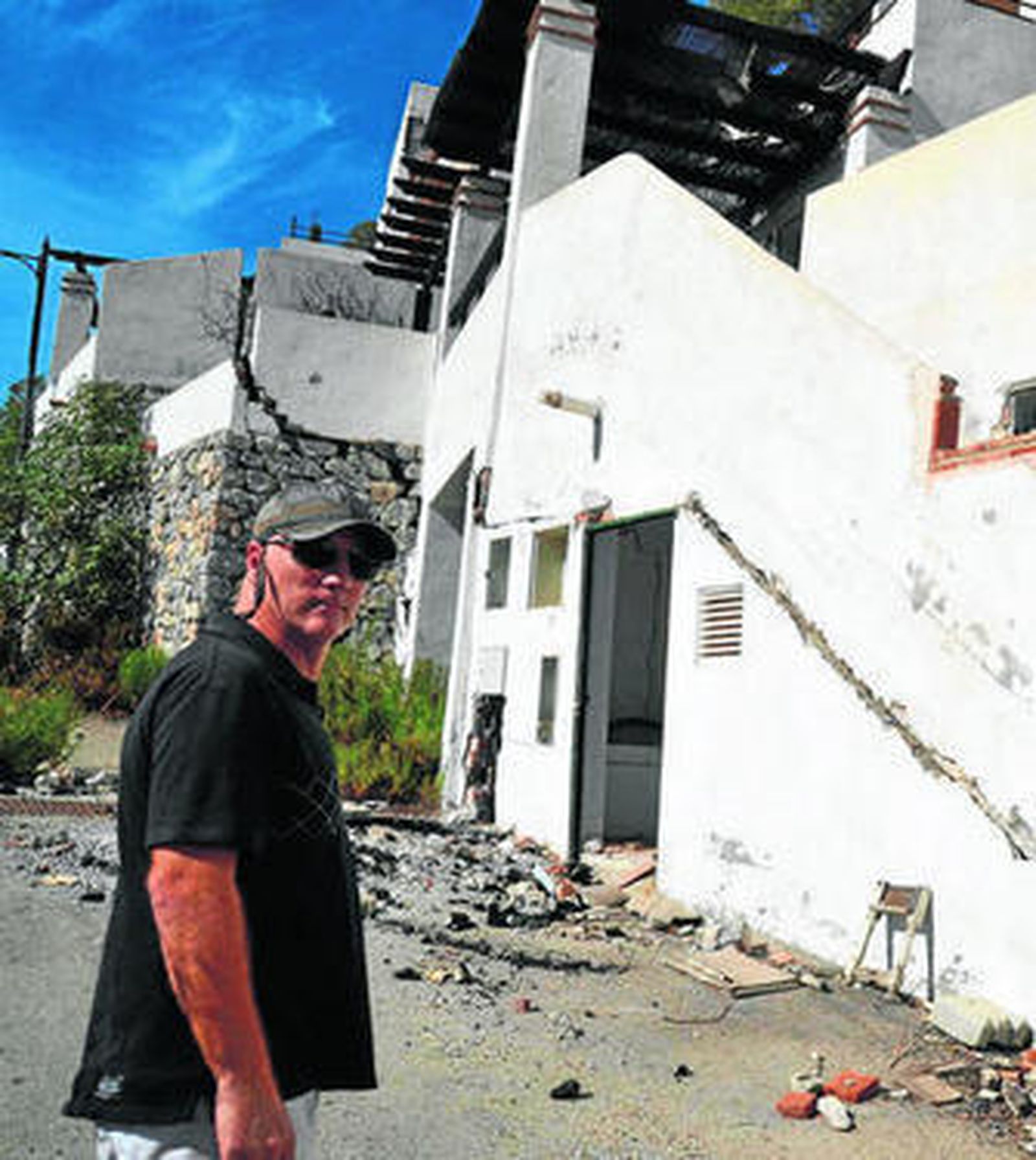 Uno de los vecinos afectados, delante de una de las casas de la urbanización.