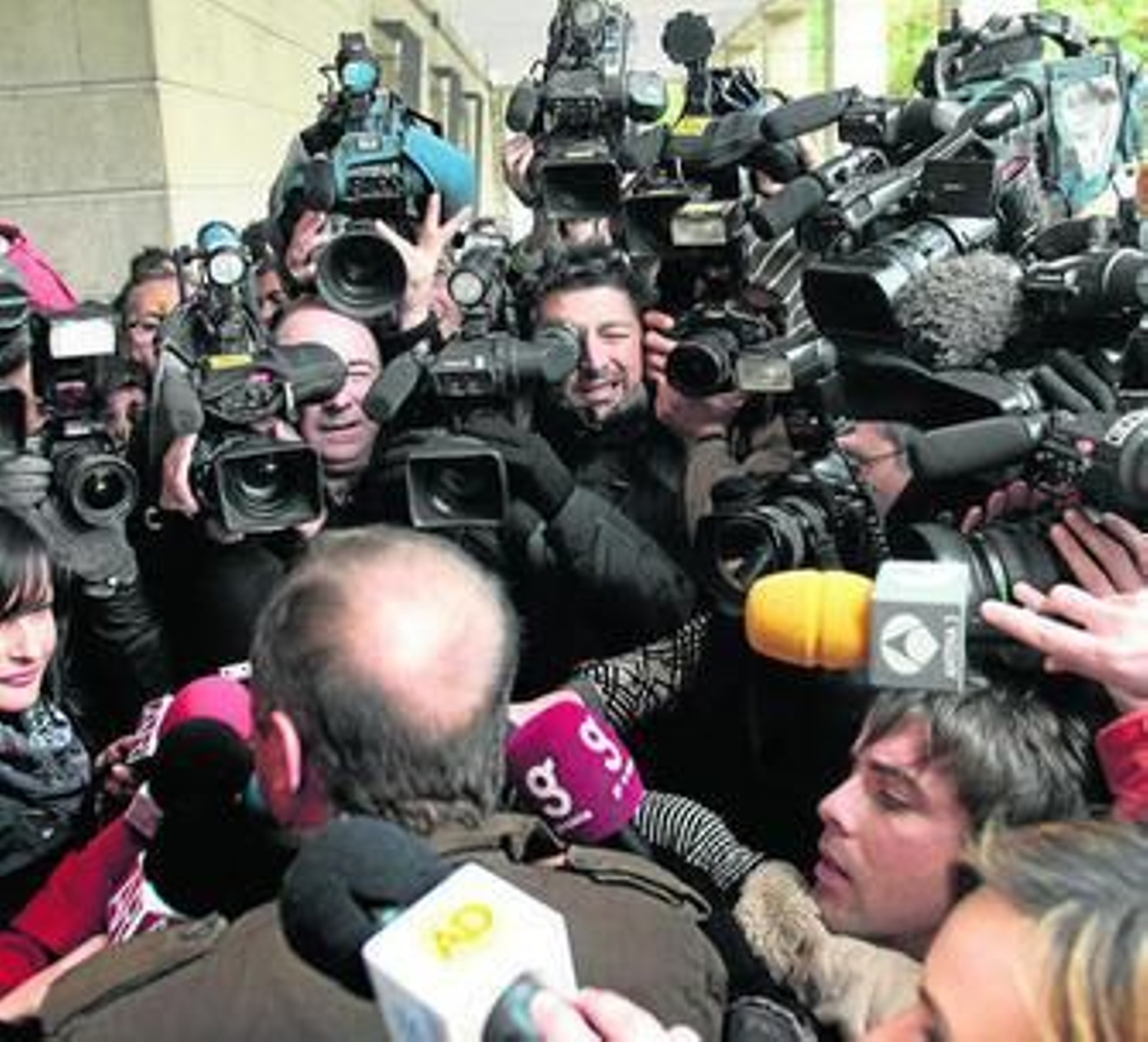 Antonio del Castillo, rodeado de cámaras de televisión en una de sus comparecencias en los juzgados.