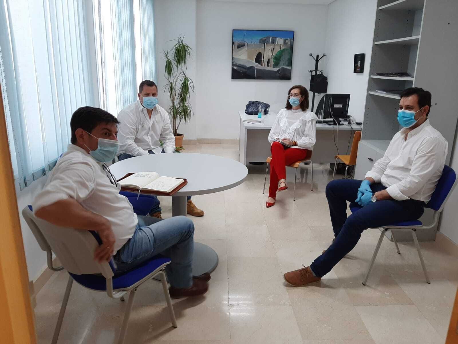 Reunión entre responsables municipales y de la empresa El Golimbreo