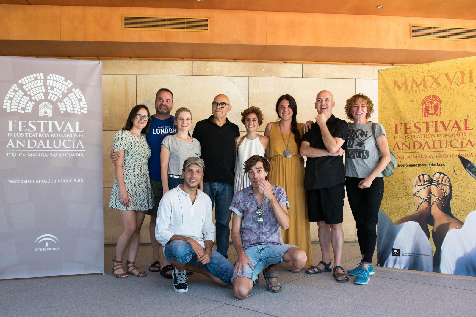 El director Juan Dolores Caballero (en el centro, con el polo negro), acompañado de los actores que interpretan 'La fiesta de las mujeres (Las Tesmoforias)' de Aristófanes.
