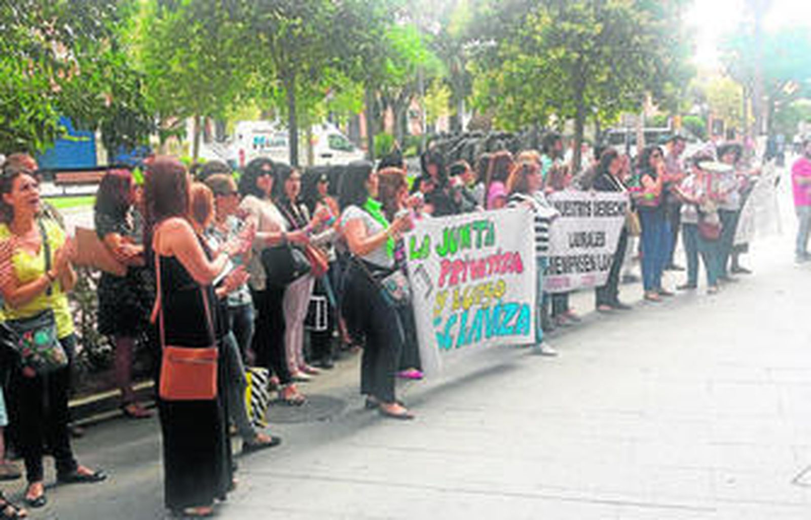 Las monitoras de Educación Especial realizan diariamente una concentración ante el ISE y su empresa.