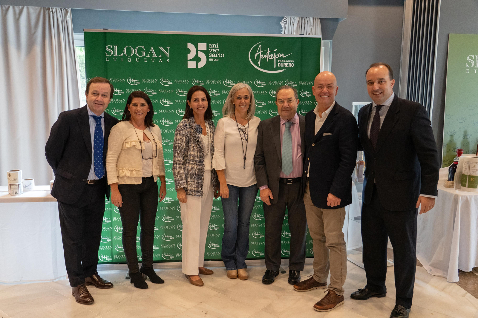 Una imagen de representantes de Slogan Etiquetas y Durero Packaging. Una imagen de representantes de Slogan Etiquetas y Durero Packaging.