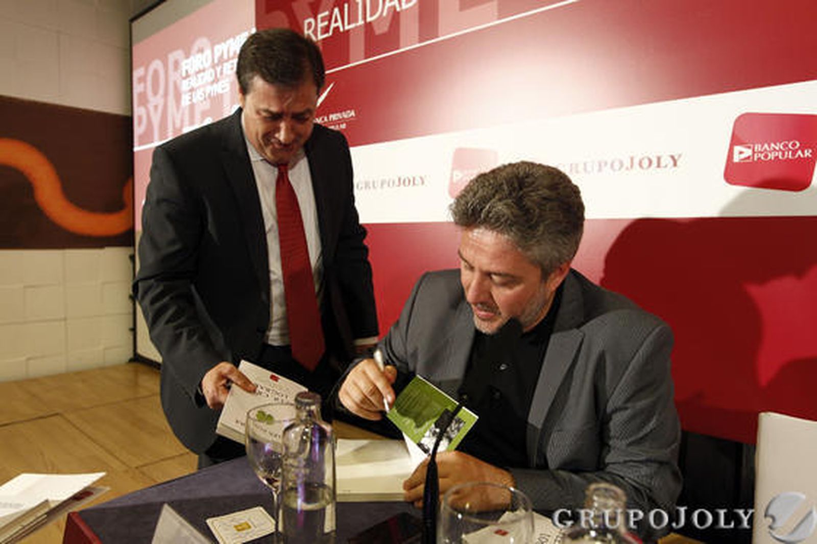 Al finalizar la jornada Rovira firmó al gerente de Fertisac y a multitud de asistentes ejemplares de su libro.

Foto: Pepe Villoslada y Alex Cámara