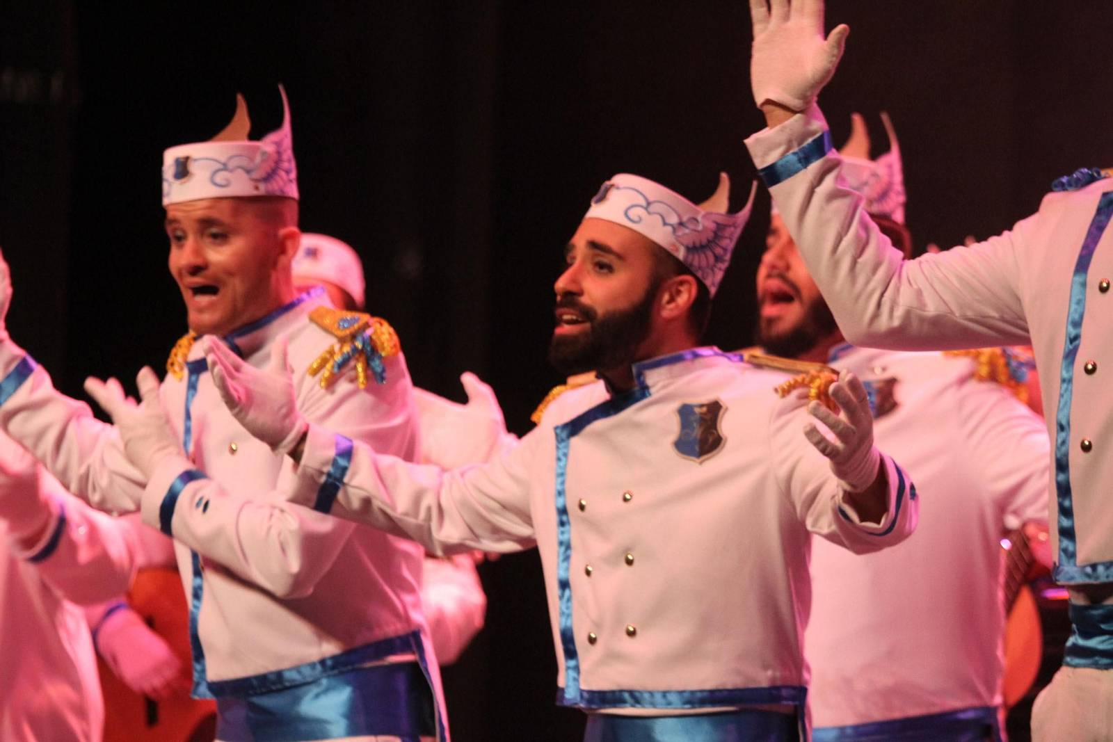 Algunos de los componentes de la comparsa sevillana Hotel Paraíso.