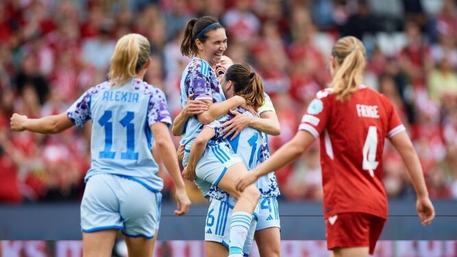 Las españolas celebran uno de sus dos goles en Vejle, Dinamarca.