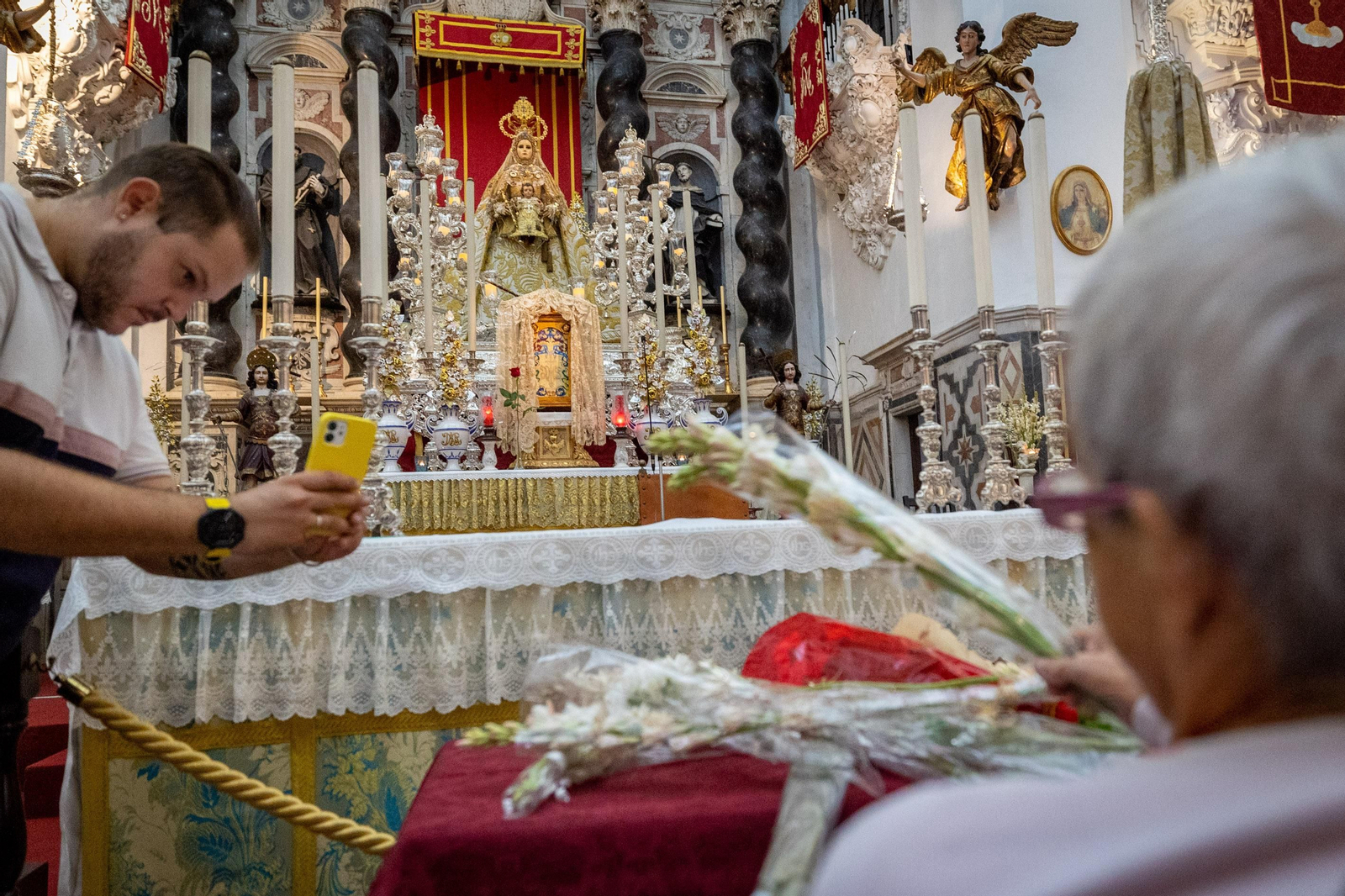 Los niños entregan los tradicionales nardos a la Patrona