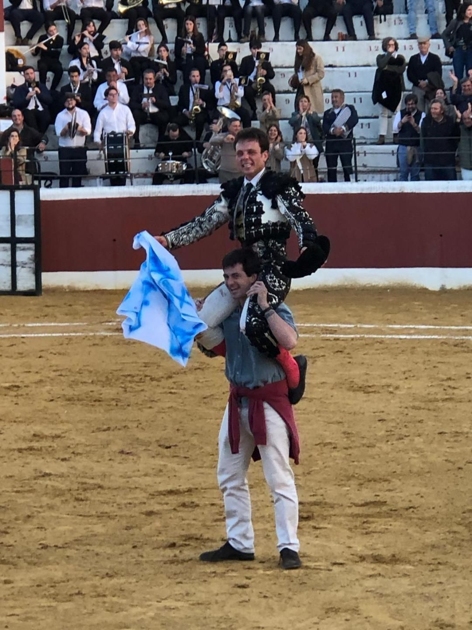 El novillero Juanillo, al finalizar la corrida a hombros de su primo Alberto Mencos.