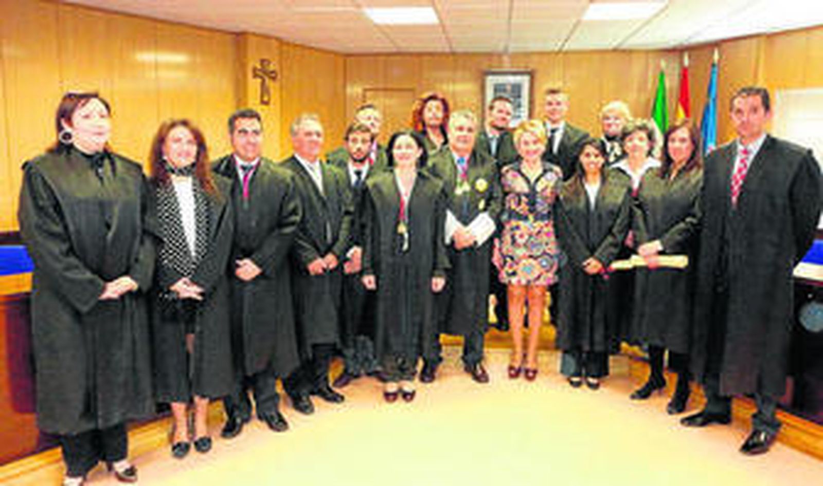 La teniente alcalde acompañó a los nuevos colegiados en el acto.