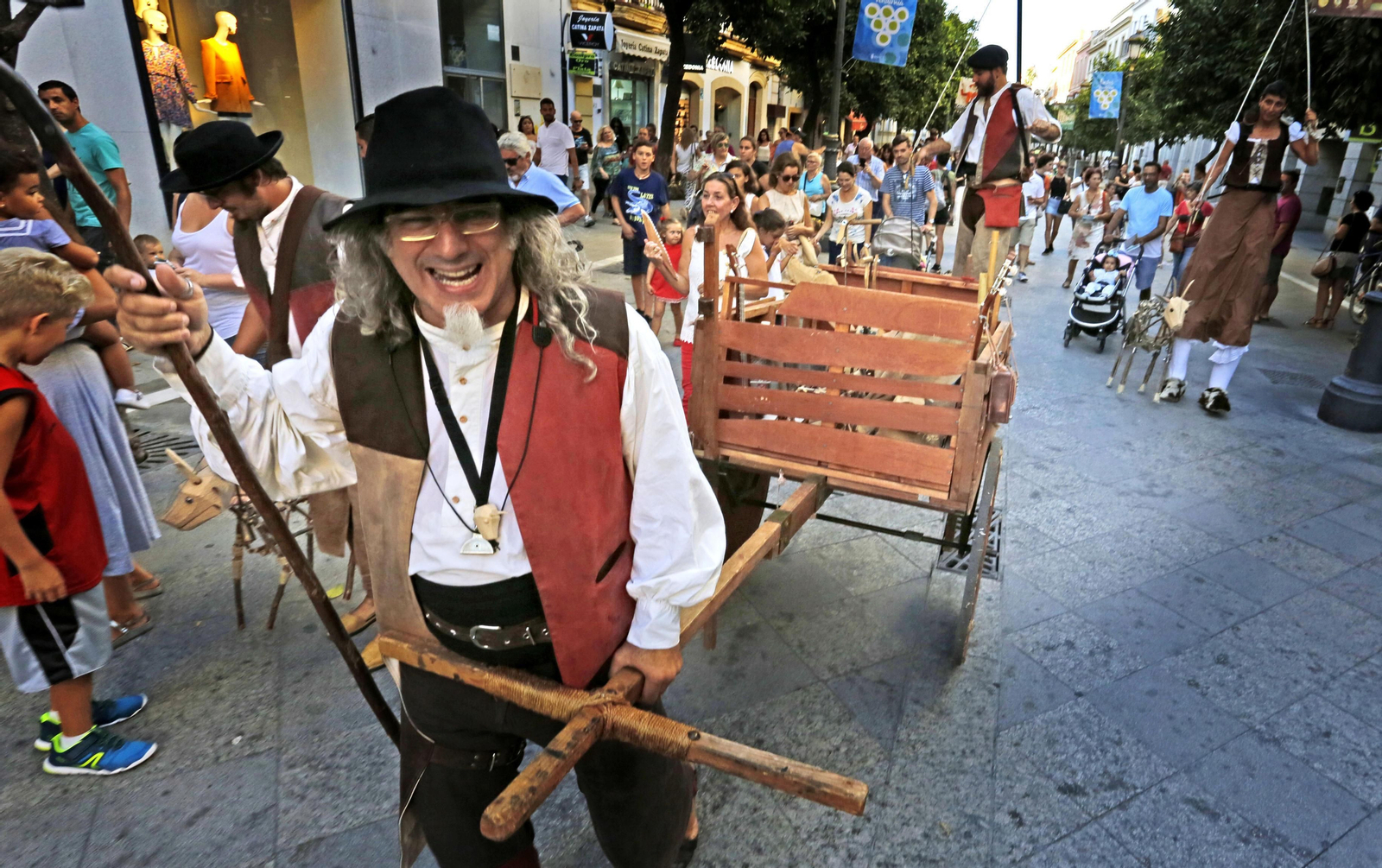 Una imagen del pasacalles que recorrió ayer por la tarde la calle Larga. Una imagen del pasacalles que recorrió ayer por la tarde la calle Larga.