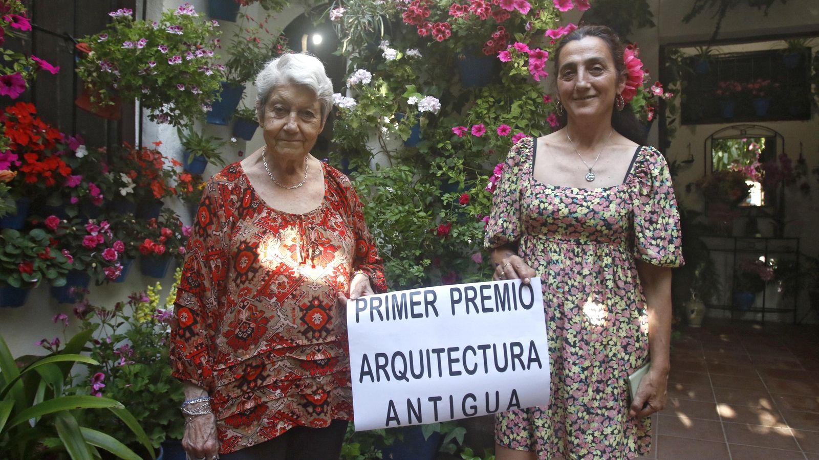 Ana Muñoz Fimia posa junto a su hija en Tinte, 9 Ana Muñoz Fimia posa junto a su hija en Tinte, 9