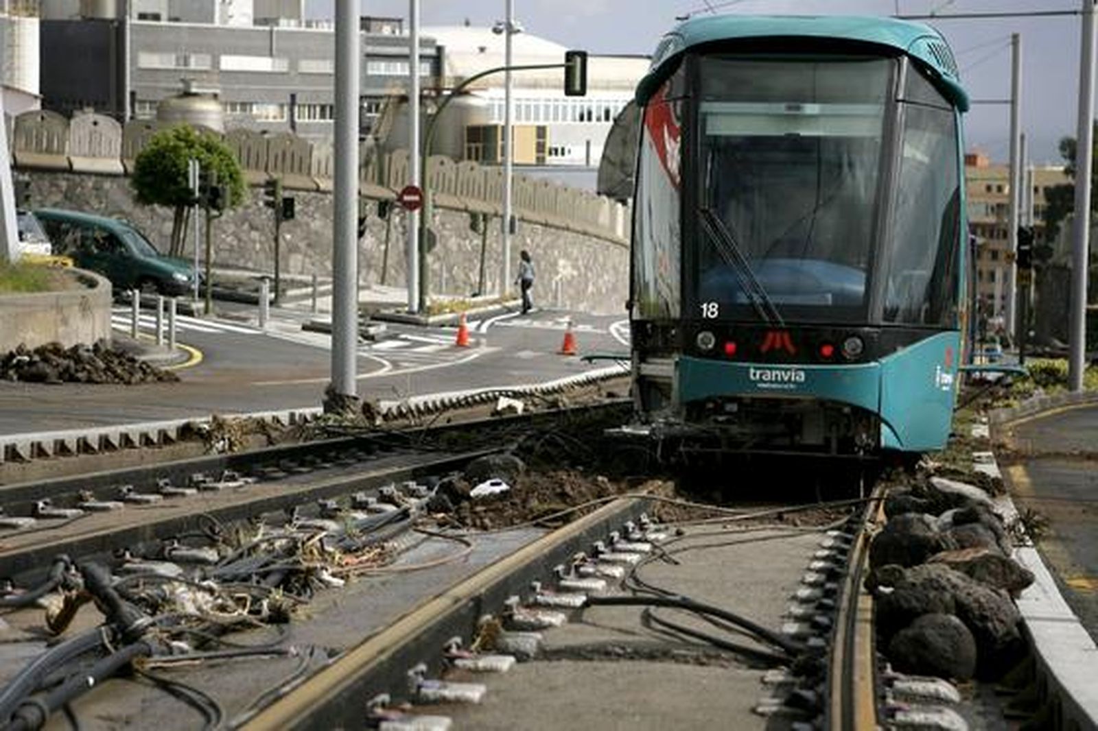Uno de los vehículos del travía de Tenerife parado por piedras en las vías como consecuencia de las fuertes lluvias caídas.

Foto: Cristóbal García (Efe)