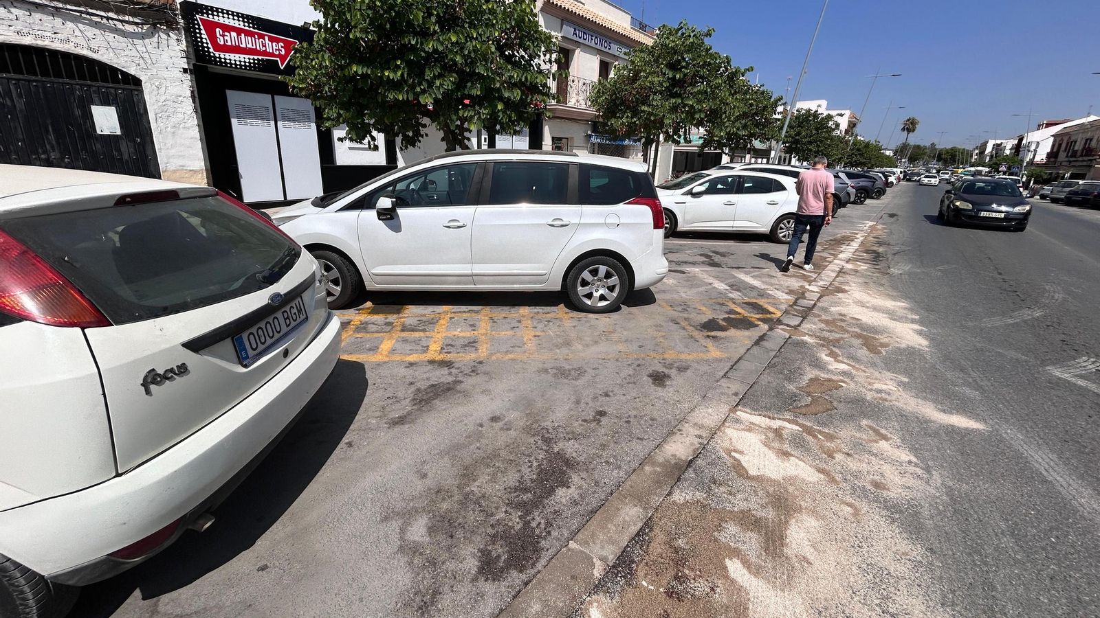 Restos de sangre limpiada con arena en el lugar de los hechos.