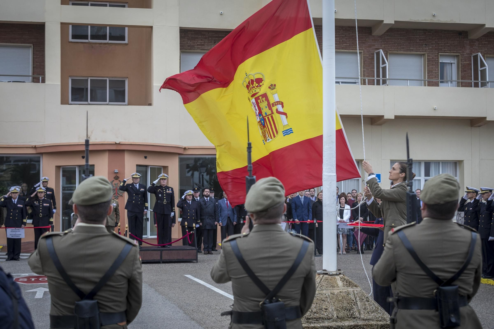 Izado de la bandera, ayer durante el acto institucional del Día de la Subdelegación de Defensa.