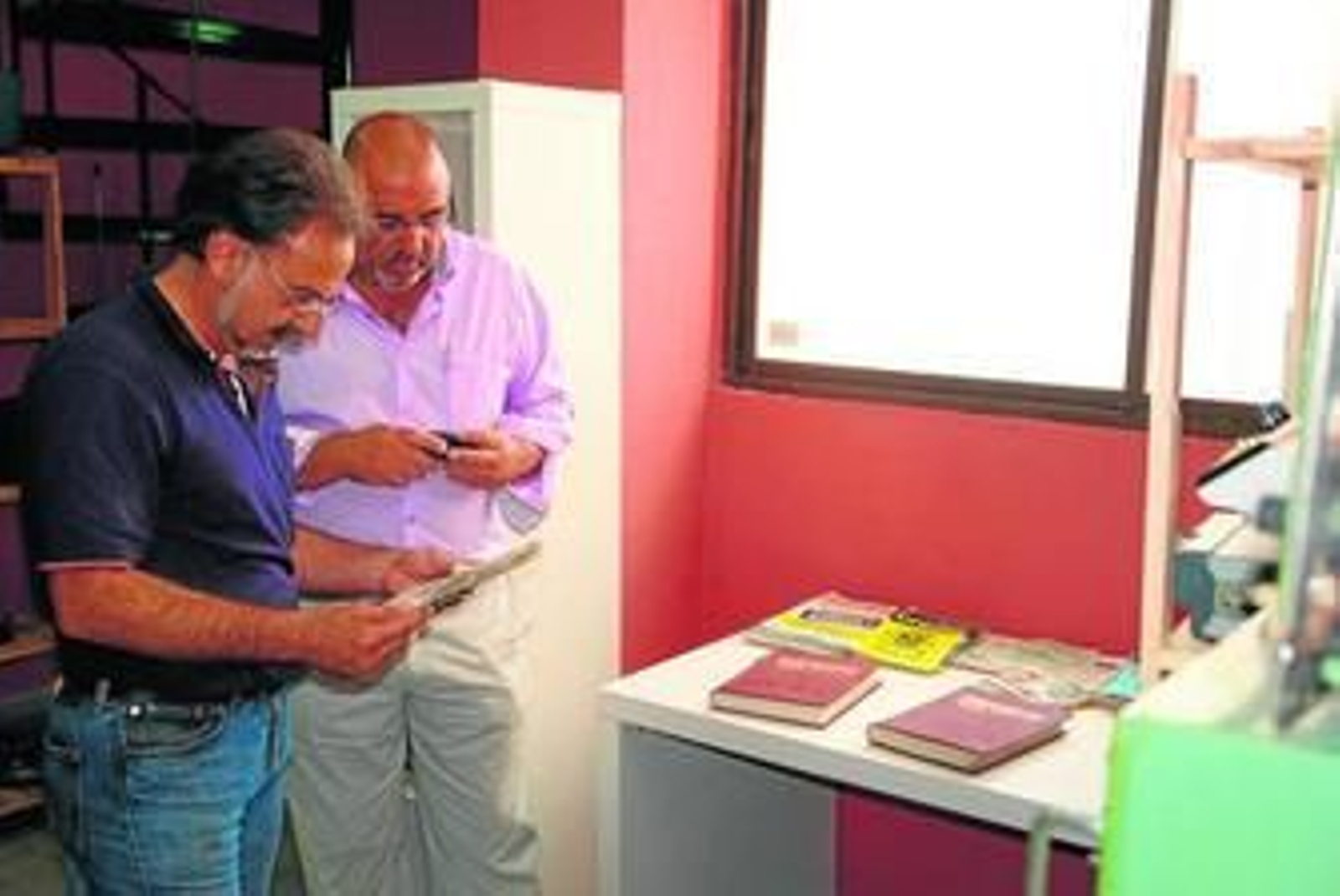 José María Yagüe junto al concejal de Educación, José Antonio Rojas, en el Museo CB de La Alameda.