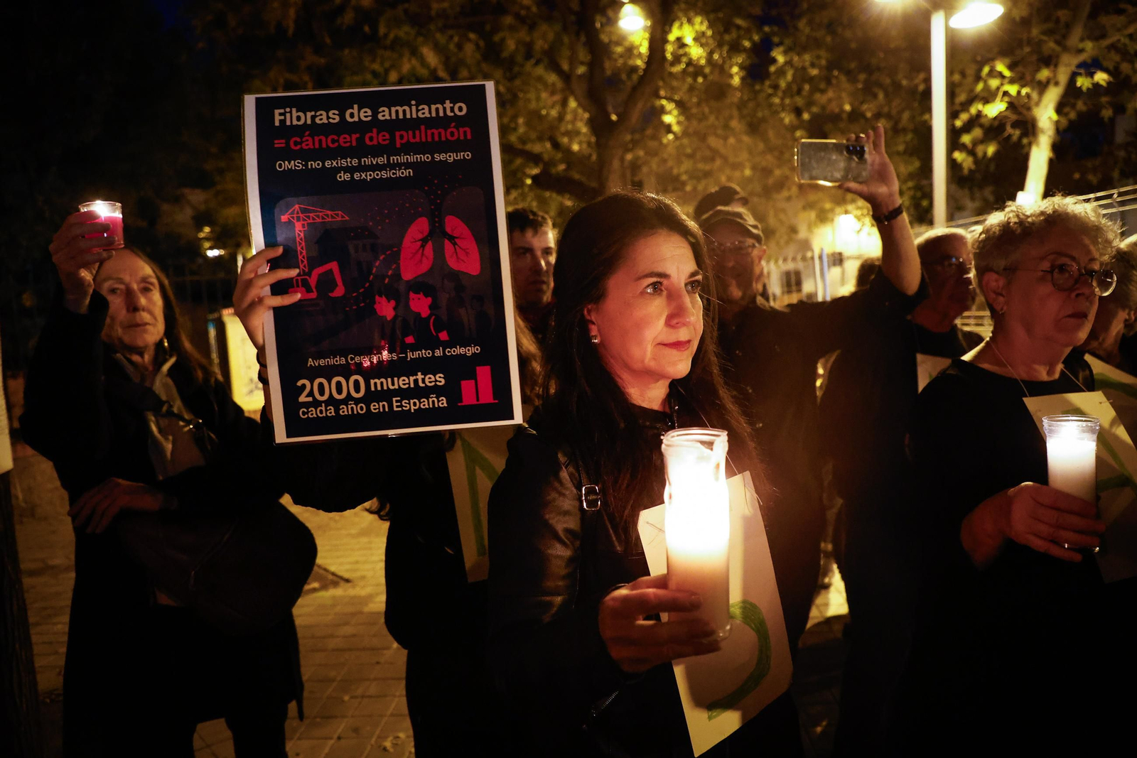 Velas, pancartas y árboles simbólicos: así han protestado los vecinos de Cervantes en Granada