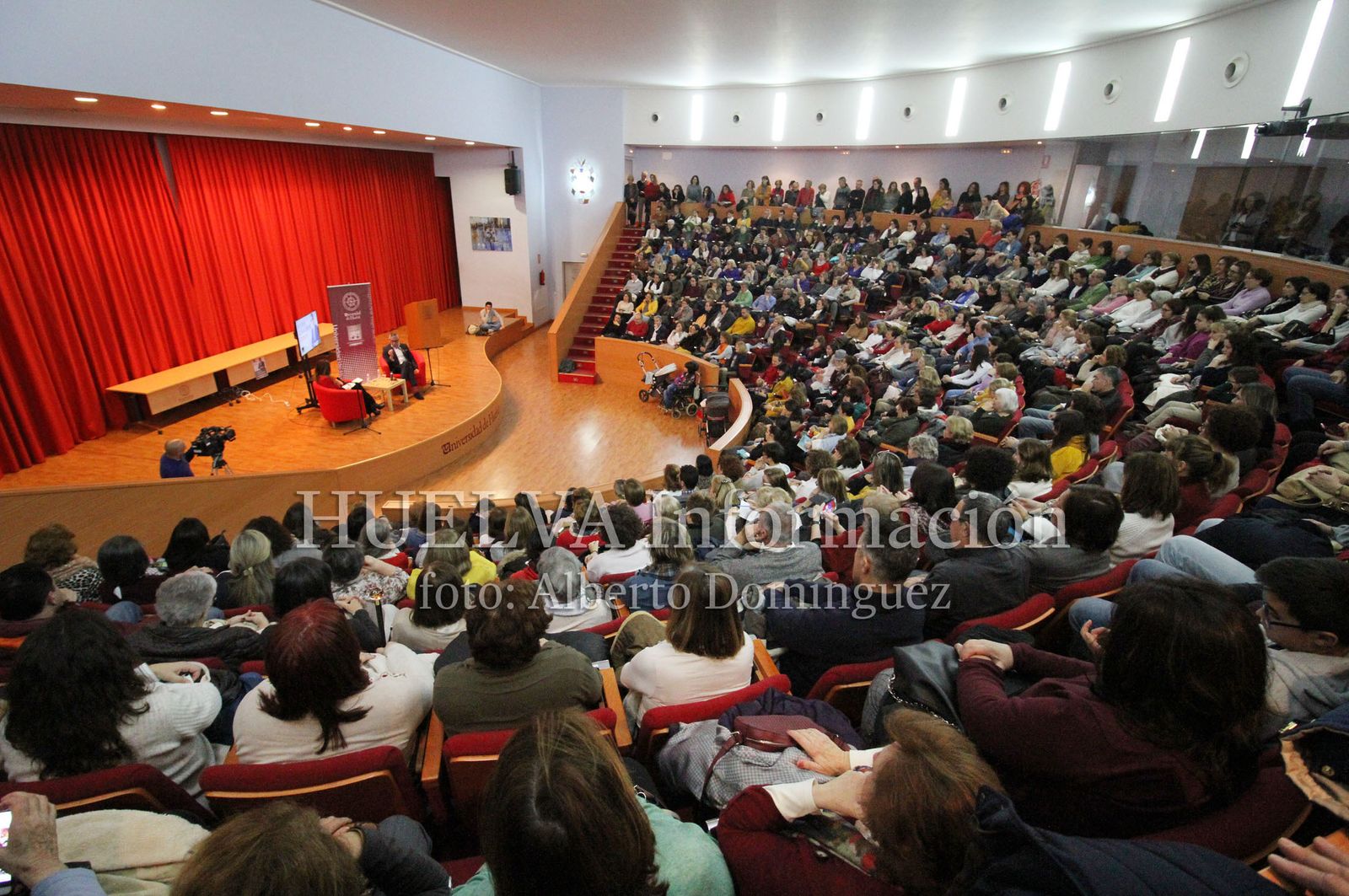 Boris Izaguirre presenta "Tiempo de Tormentas" en la Universidad de Huelva, en imágenes