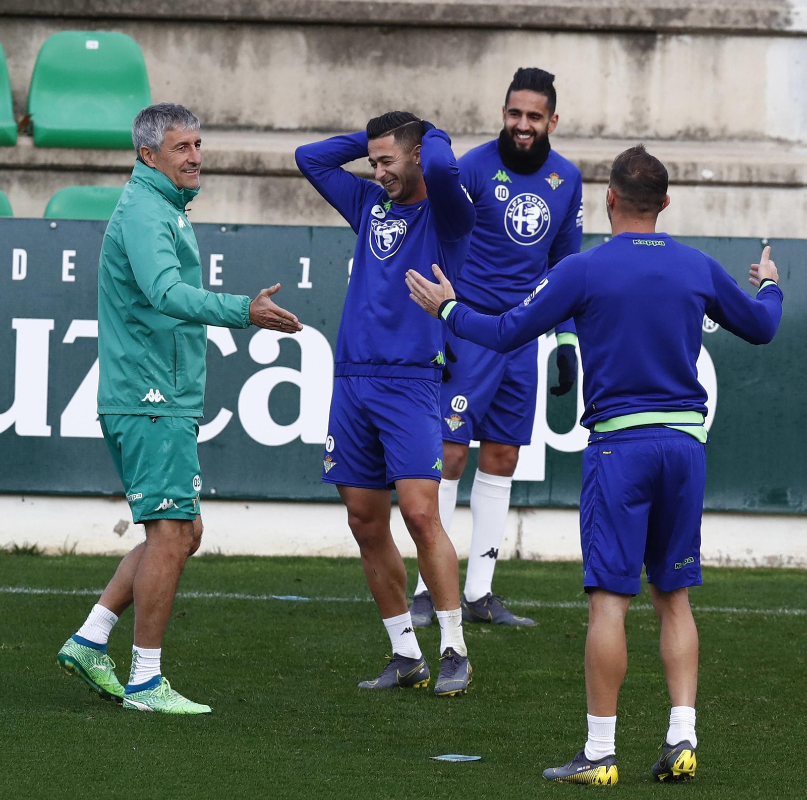 Setién bromea con Sergio León, Joaquín y Boudebouz, en el entrenamiento de este martes.
