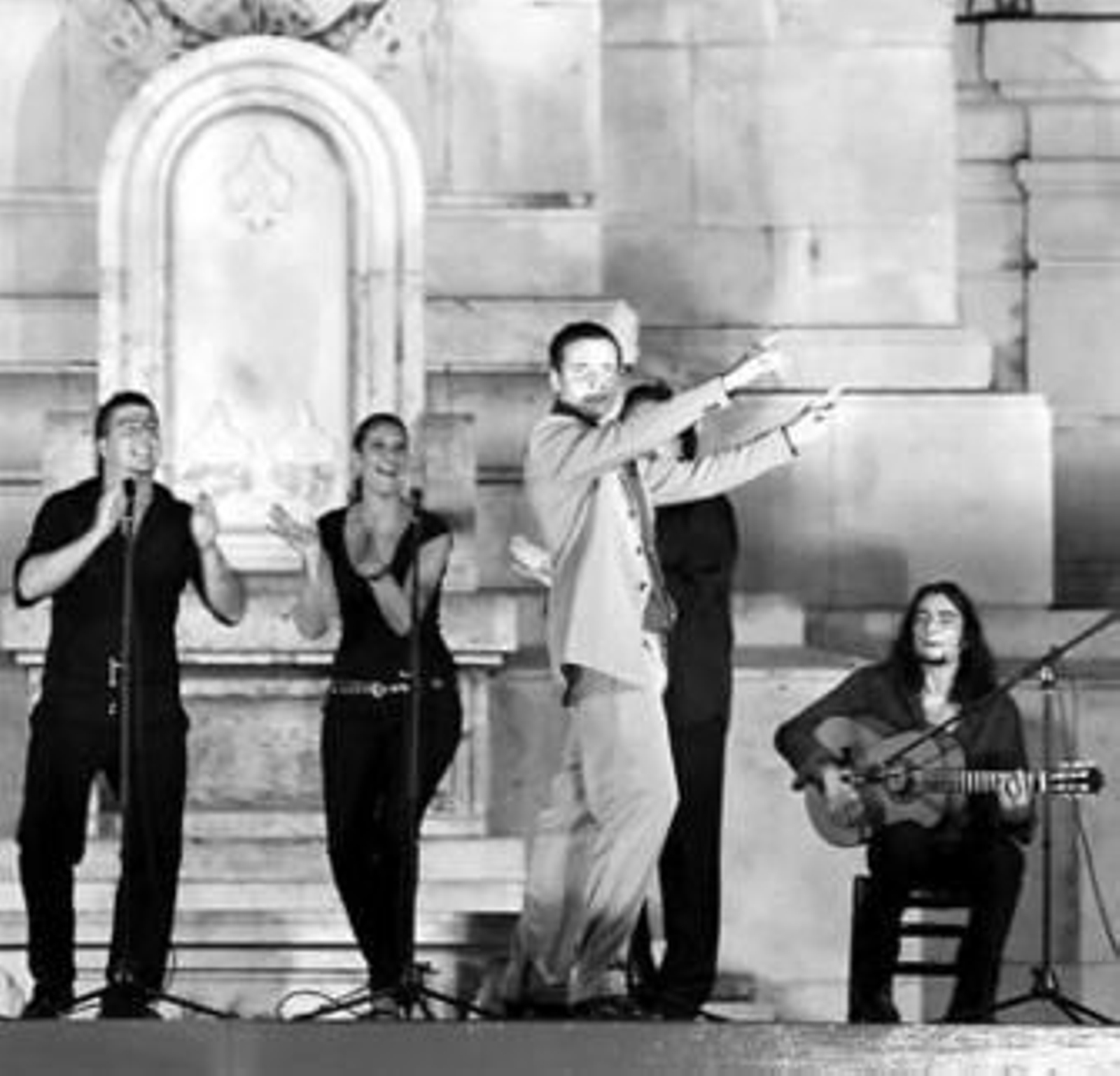 La cita flamenca fue ante el monumento a Las Cortes.