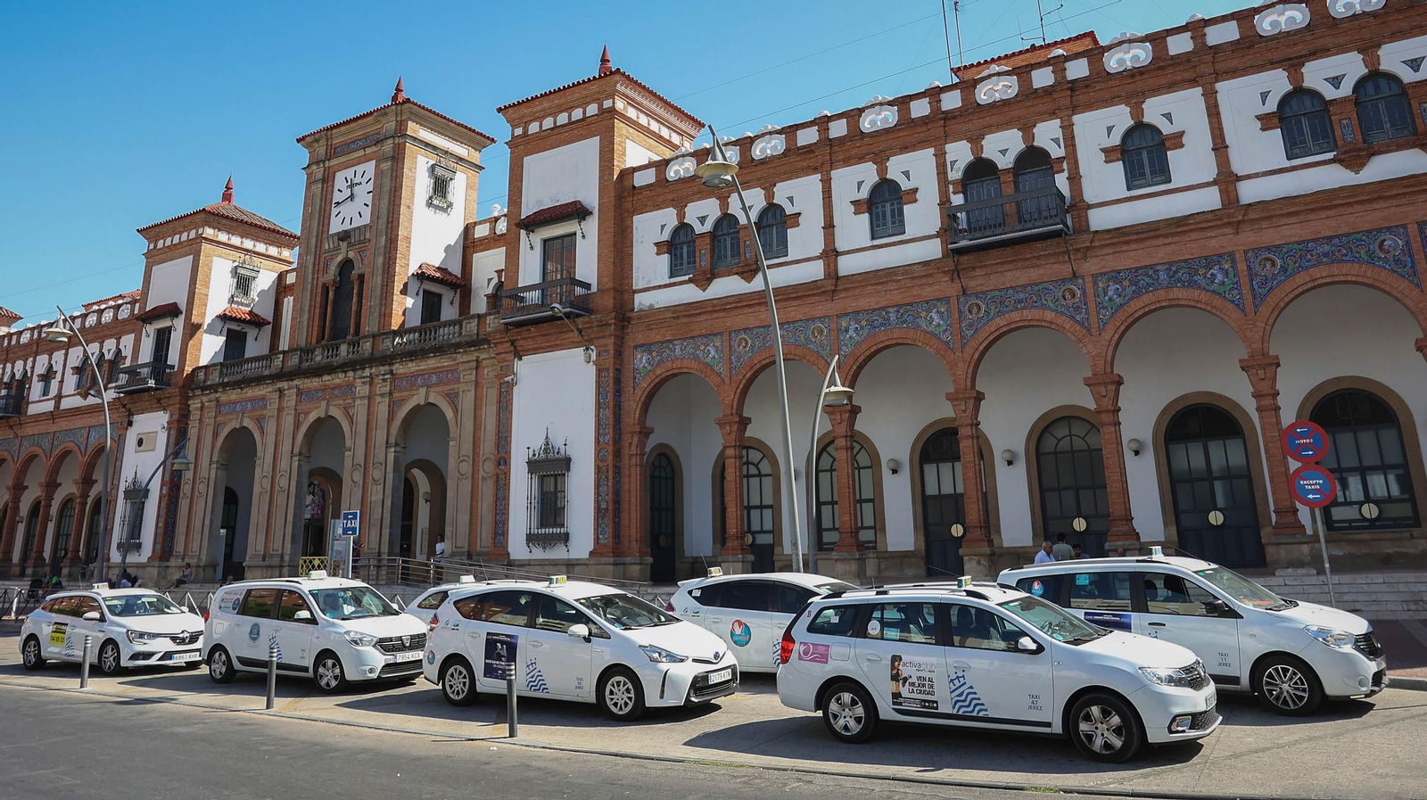 Exterior de la estación de tren de Jerez. Exterior de la estación de tren de Jerez.