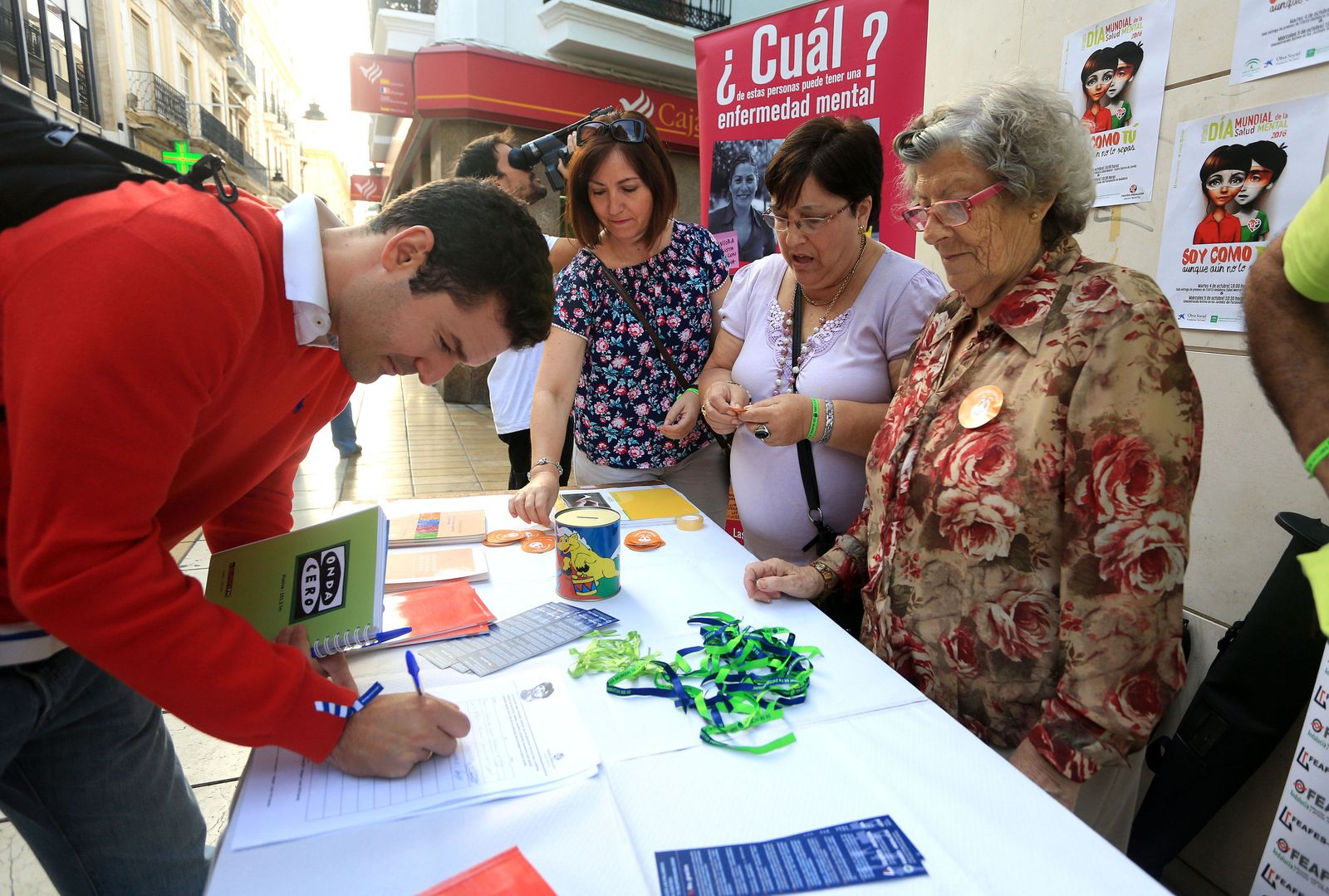 Mesa informativa por el Día Mundial de la Salud Mental hace cuatro años en Huelva.
