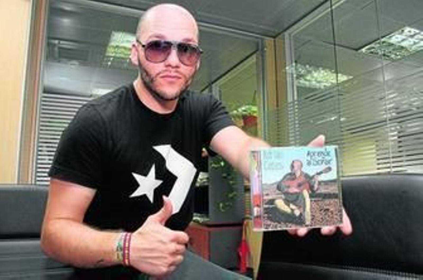 El artista onubense Adrián Cobos, con su primer disco titulado 'Aprende a Soñar'.