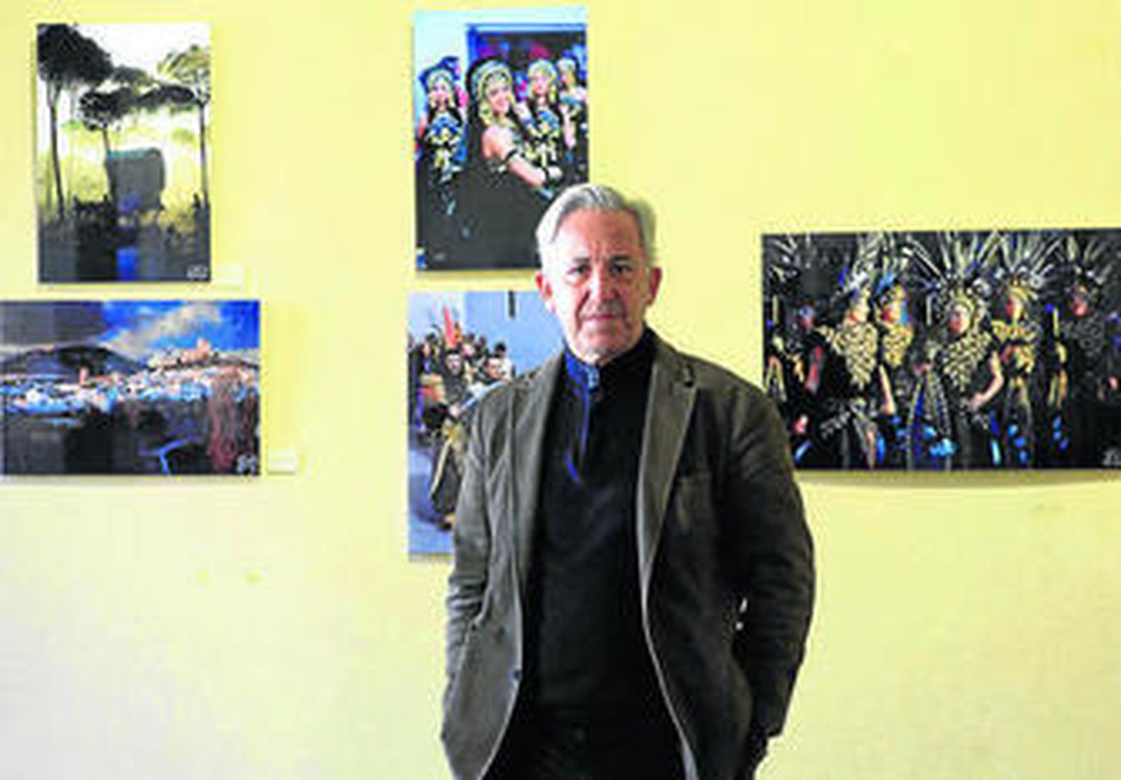 Ramón León, junto a las fotos de su exposición en el Alcázar.
