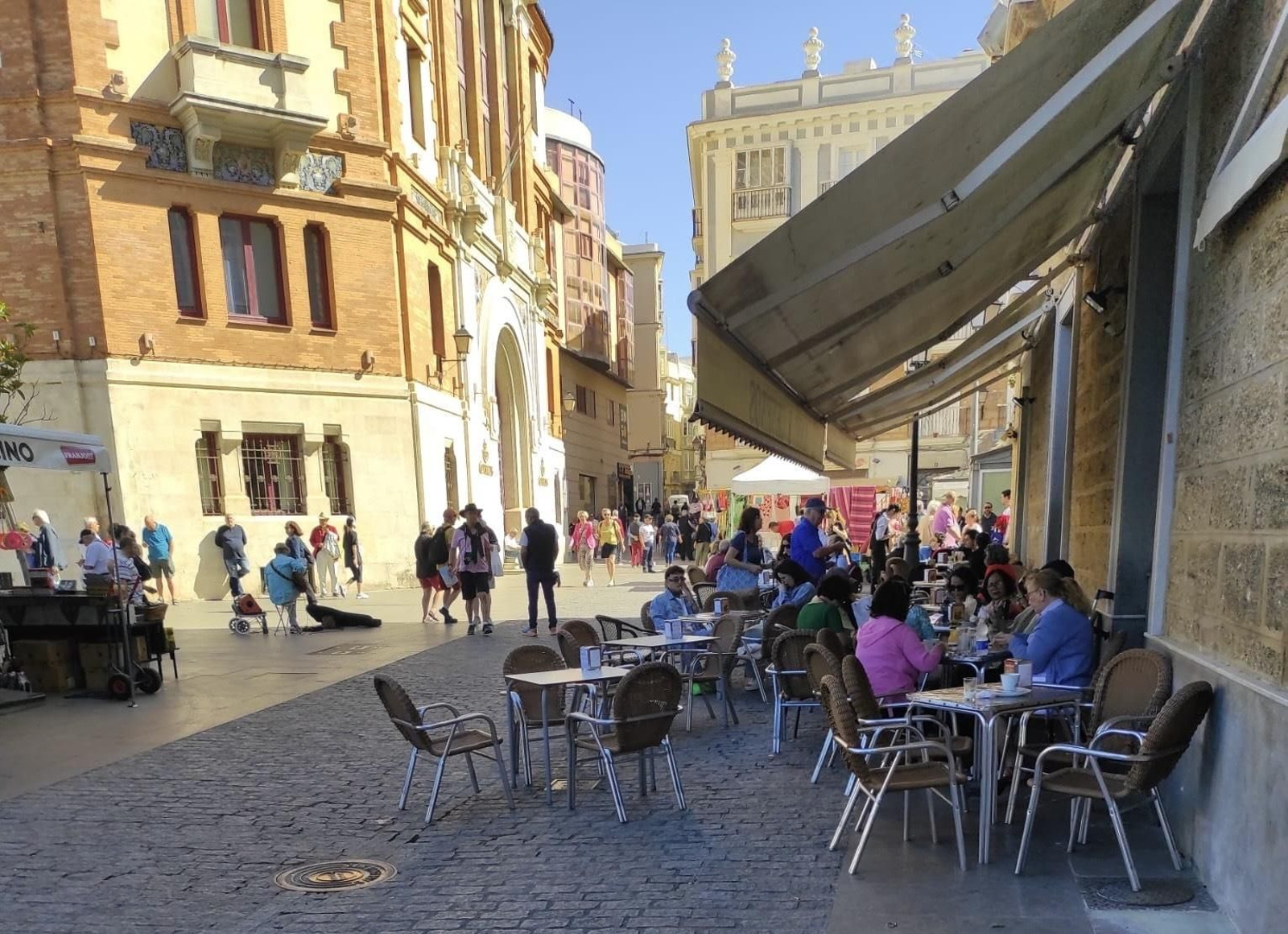 Una terraza junto al mercado de abastos de Cádiz