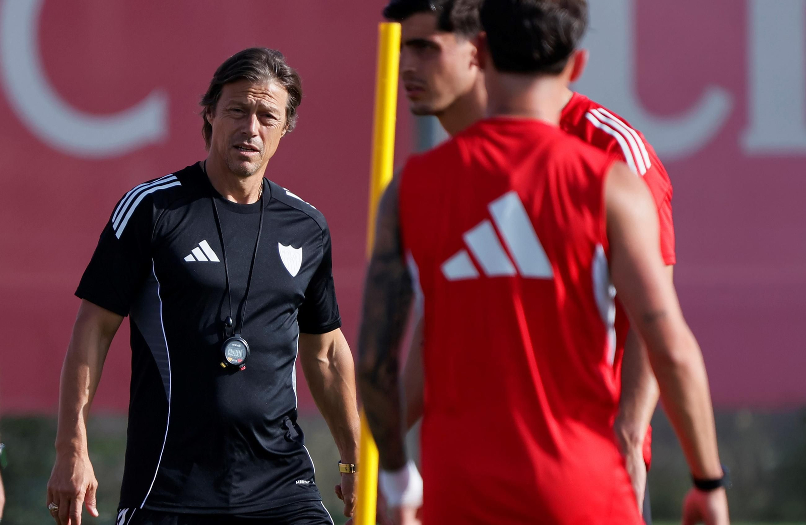 Matías Almeyda observa el entrenamiento con Juanlu desenfocado en segundo plano.