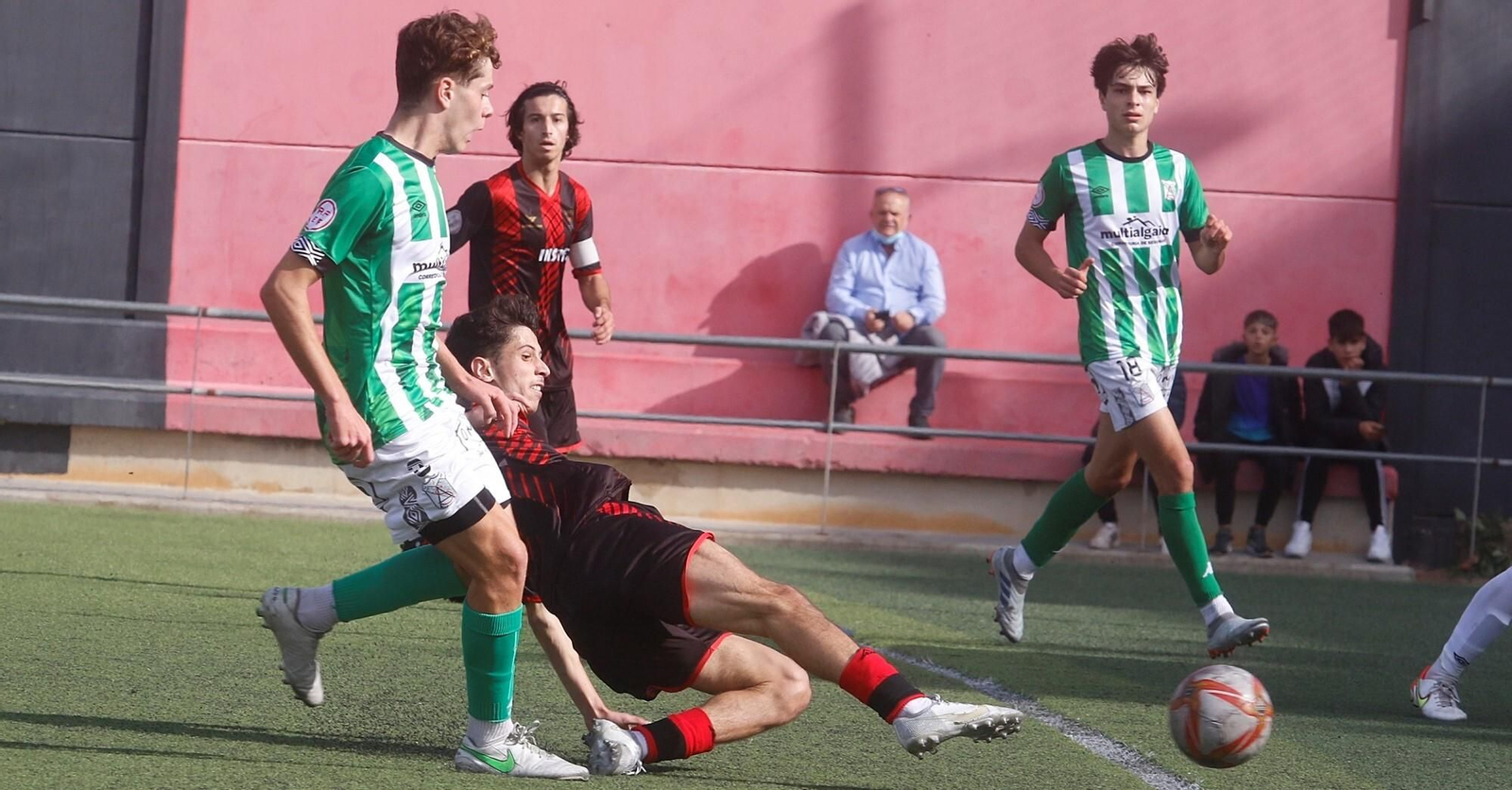 Un jugador del Séneca remata a portería en el duelo de la primera vuelta ante el Sanluqueño.