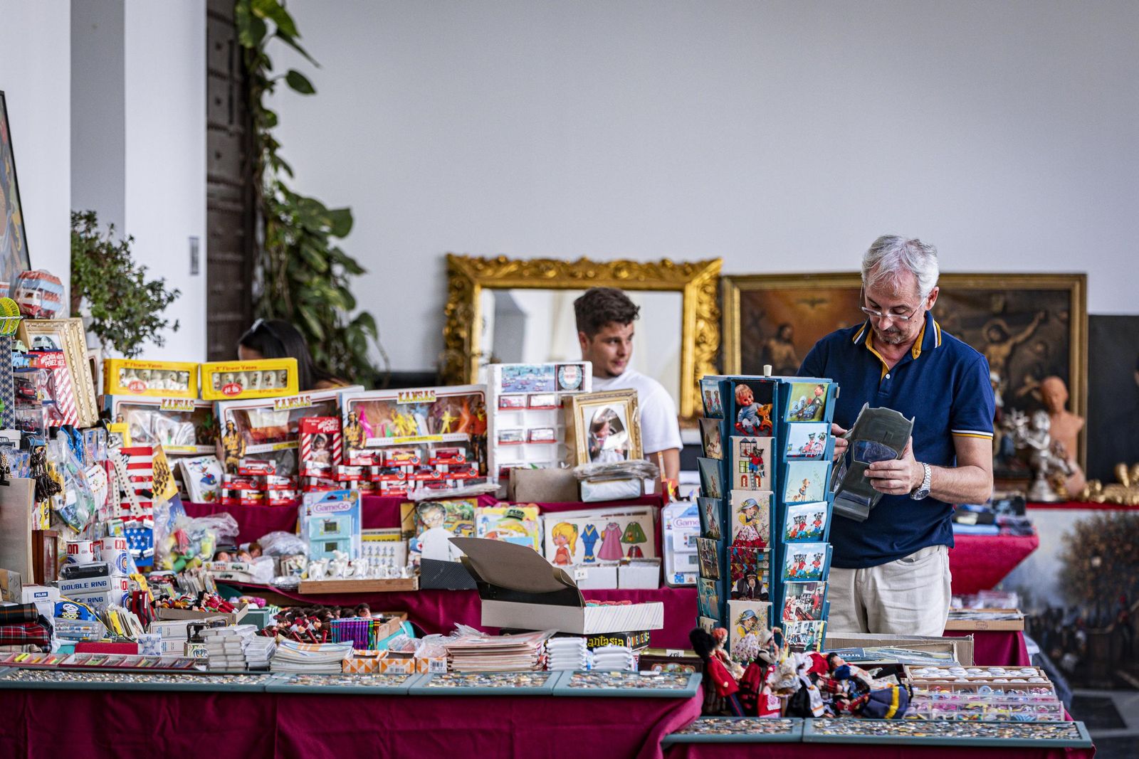 Imágenes del curioso mercadillo de antigüedades en el convento de Santo Domingo en Cádiz