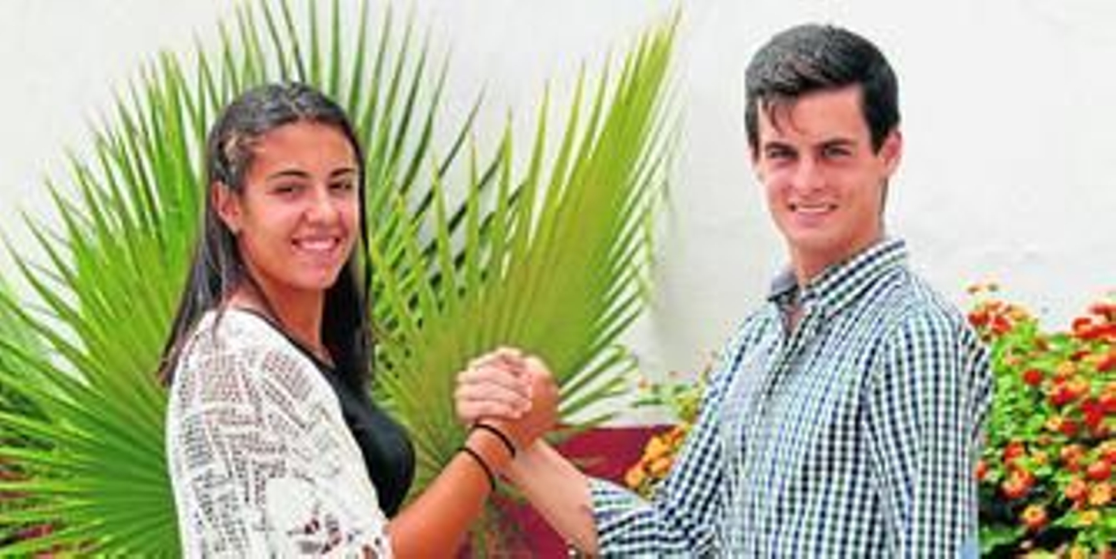 Valeria Palma y David Galván estrechan sus manos, ayer en El Cortijo de Guadacorte.