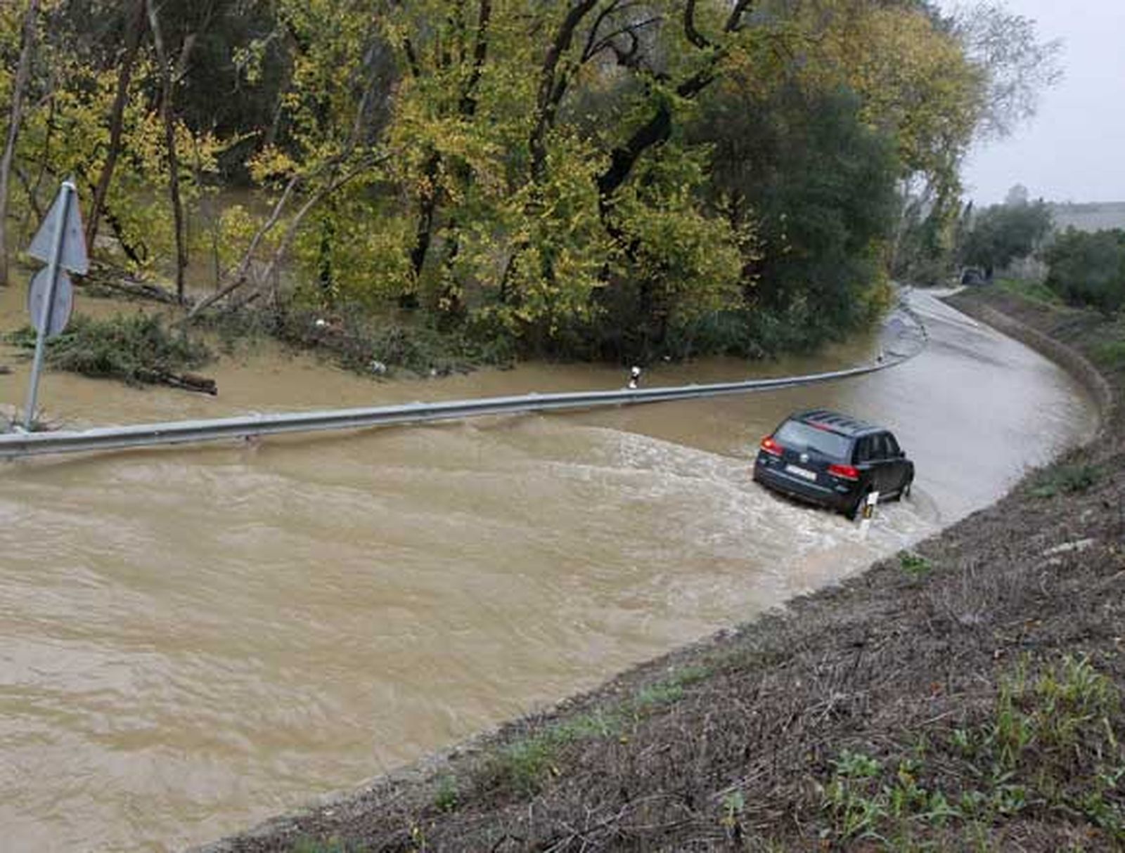 La lluvia causa unas 250 incidencias y el corte de trece carreteras