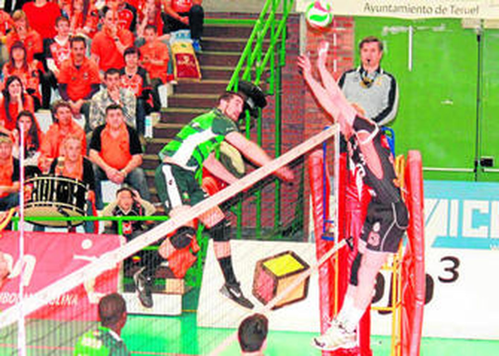 Jeff Menzel intenta superar a Webber. Los dos norteamericanos estuvieron ayer a un nivel más bajo que el sábado.