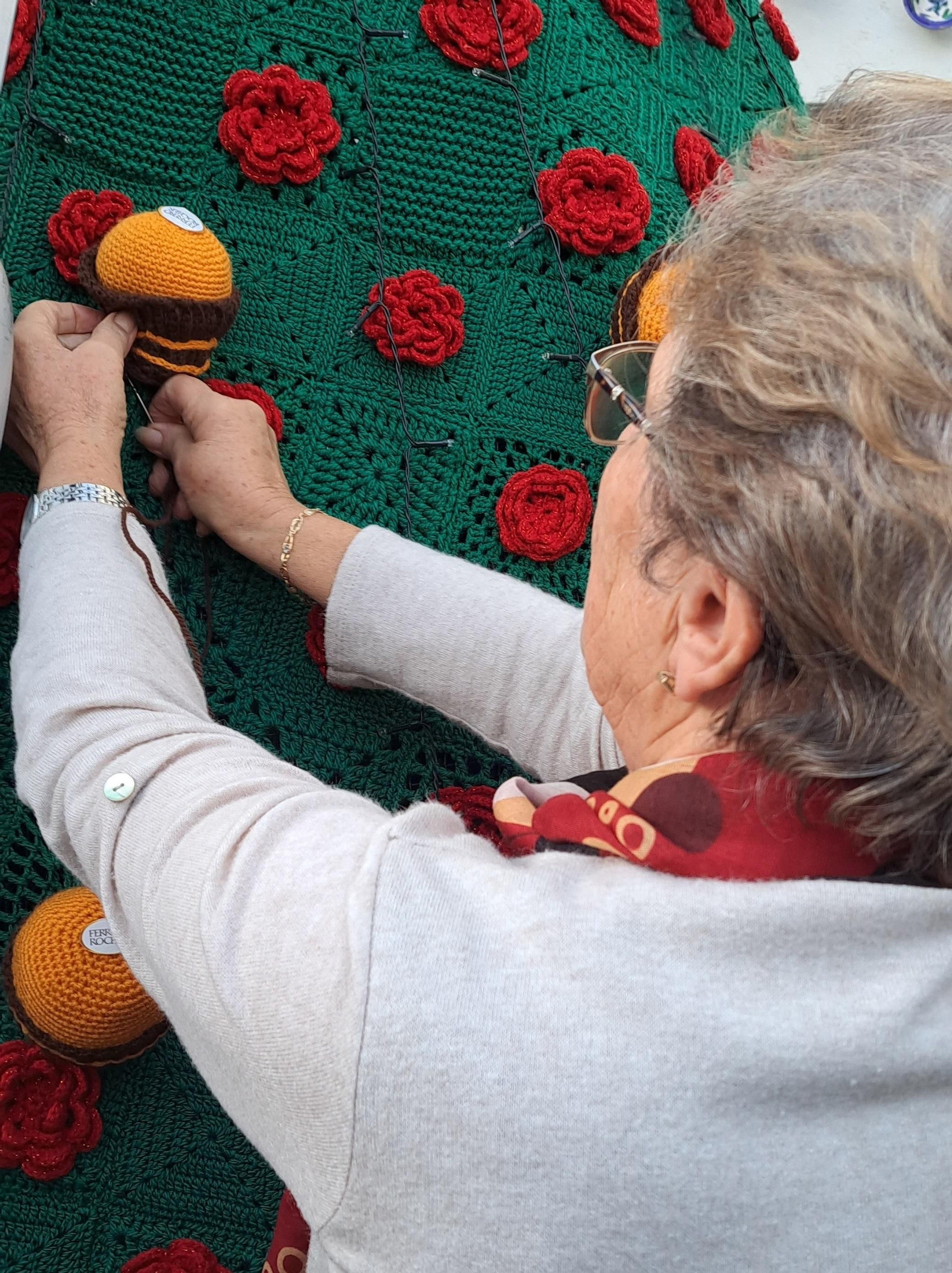 Los bombones tejidos por las mujeres de Iznájar del Ferrero Knitting, en imágenes