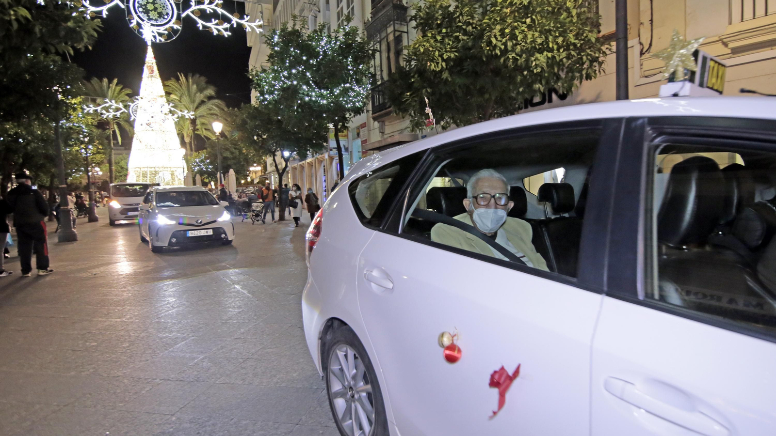 Los ancianos de Jerez de paseo en taxis para ver el alumbrado navideño