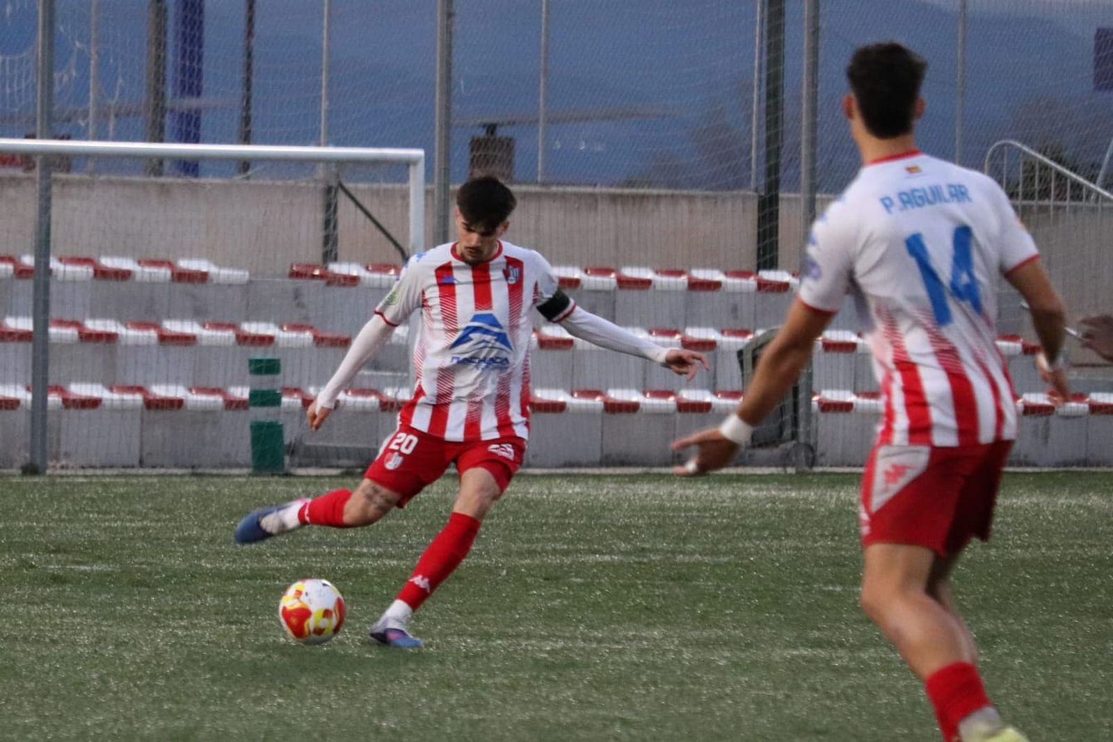 Aguilar pidiendo el balón en corto ante el pase de un compañero.