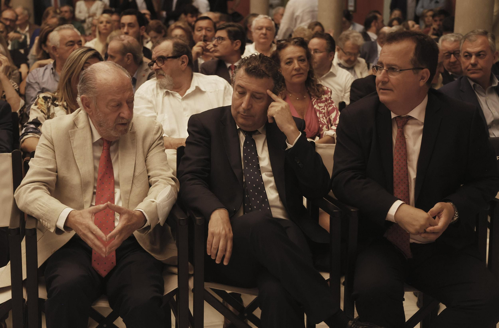 Presentación del libro  'Juan Robles, la sonrisa del tabernero' de Carlos Navarro, todas las imágenes