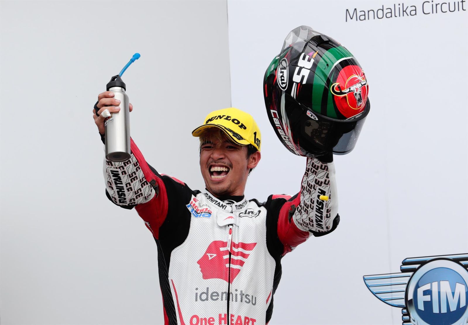 Somkiat Chantra celebra en el podio su primera victoria en el Mundial.