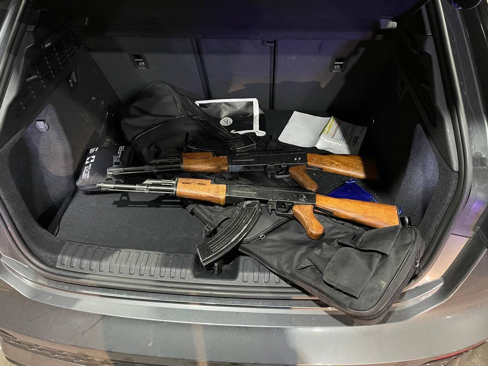 Los dos kalashnikovs intervenidos.