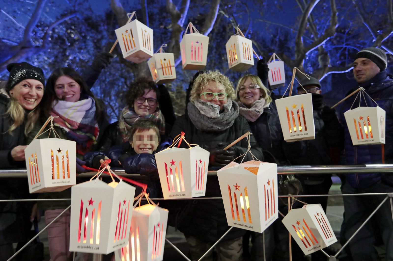 Algunos niños y padres, con los farolillos independentistas repartidos.