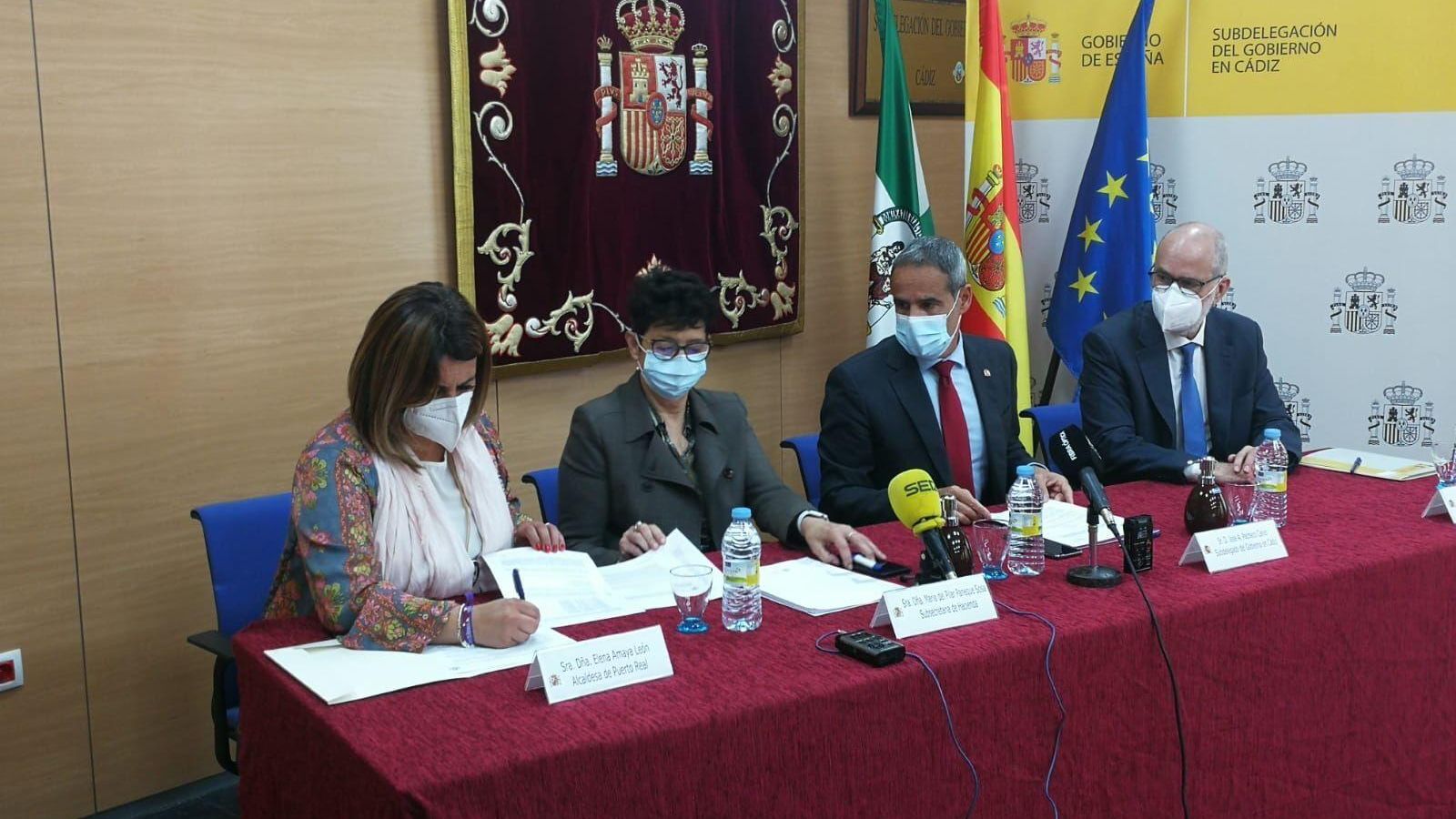 Firma de la cesión del terreno en la Subdelegación del Gobierno