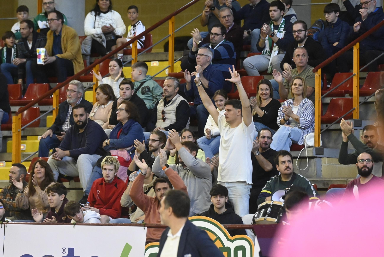 Las mejores fotos del ambiente en Vista Alegre para el Coto Córdoba - Logrobasket Las mejores fotos del ambiente en Vista Alegre para el Coto Córdoba - Logrobasket